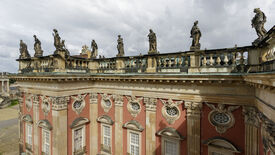 Neues Palais, Dach mit Sandsteinskulpturen © SPSG / P.-M. Bauers Hautnah: Auf Augenhöhe mit den kolossalen Sandsteinskulpturen des Neuen Palais