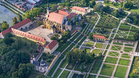 Luftbild Neuzelle 03.09.2022 – Blick auf die Klosteranlage © Stiftung Stift Neuzelle / Bernd Geller Die Klostergärten von Neuzelle