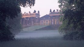 Schloss Sanssouci, Kolonnaden von der Straße aus, Morgenstimmung © SPSG / Hans Bach „Morgenstund‘ hat Gold im Mund“