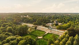 Blick auf die Neuen Kammern und die Historische Mühle im Park Sanssouci © SPSG / Reinhardt und Sommer Garten-Denkmal-Pflege
