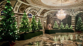 Weihnachtliche Dekoration im Grottensaal des Neuen Palais © SPSG / Jörg Kirschstein Kaiserliche Weihnachten mit Punsch und Glühwein