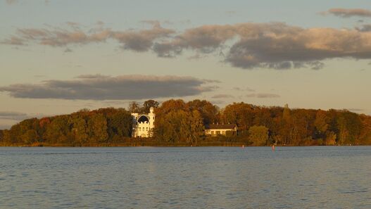 Blick über die Havel auf die Pfaueninsel mit Schloss 