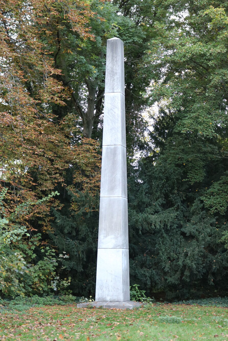 Braco Dimitrijević: Obelisk im Schlossgarten Charlottenburg, Marmor, 1979