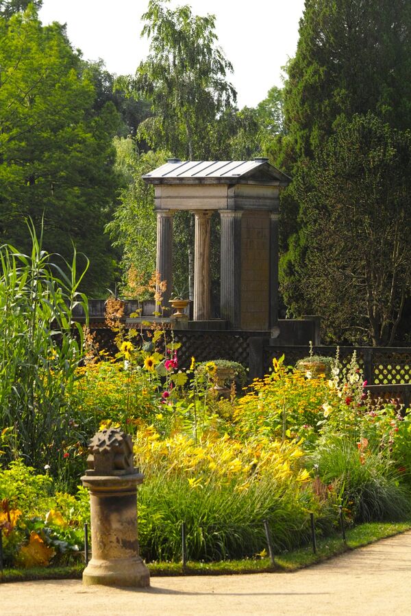 Römische Bäder, Sonnenuhr mit Blick auf die Ädikula im Garten der Erinnerung