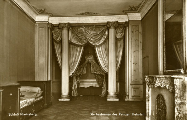 Rheinsberg House, ground floor, bedchamber of Prince Henry, 1930s. Picture postcard, Rudolf Lambeck Publishers, Berlin. From the rooms where evacuated objects had been stored, objects also disappeared in 1945 that had belonged to the original palace furnishings, such as the interesting bed of Prince Henry with its built-on drawer extensions and writing desk, his so-called “study bed”, seen at the left in the picture.