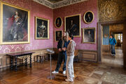 Besucher:innen im Schloss Charlottenburg