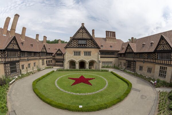 Schloss Cecilienhof, Ehrenhof mit rotem Stern