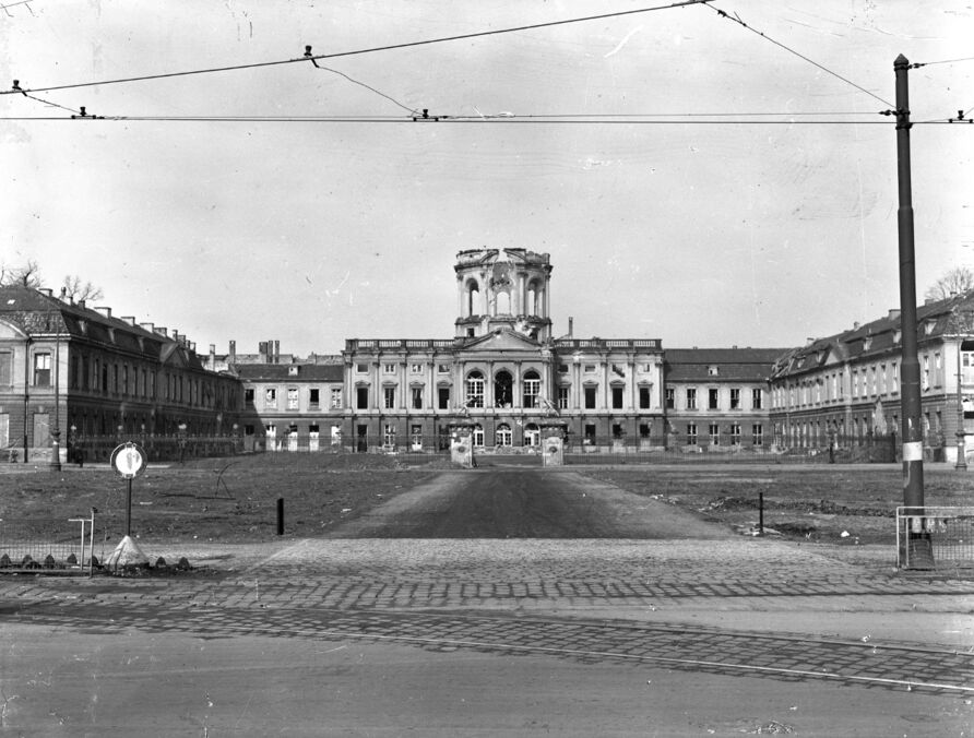 Schloss Charlottenburg, Ehrenhof von Süden, nach der Zerstörung, vor 1949