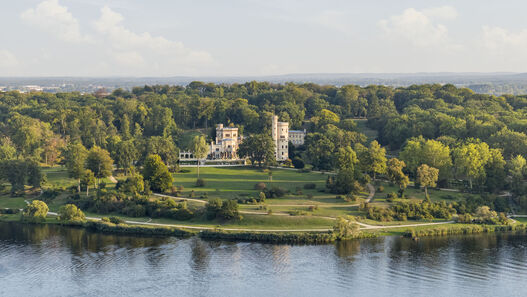 Park Babelsberg, Blick von der Glienicker Brücke über den tiefen See auf das Schloss