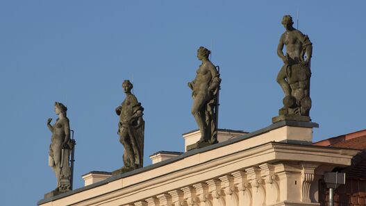 Schloss Rheinsberg, Attikafiguren auf dem stadtseitigen Risalit des Corps de Logis