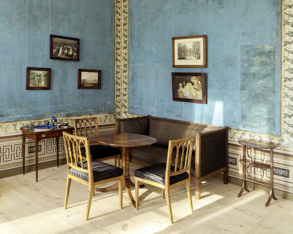 Blaues Zimmer mit Tisch und  Stühlen im Schloss Paretz