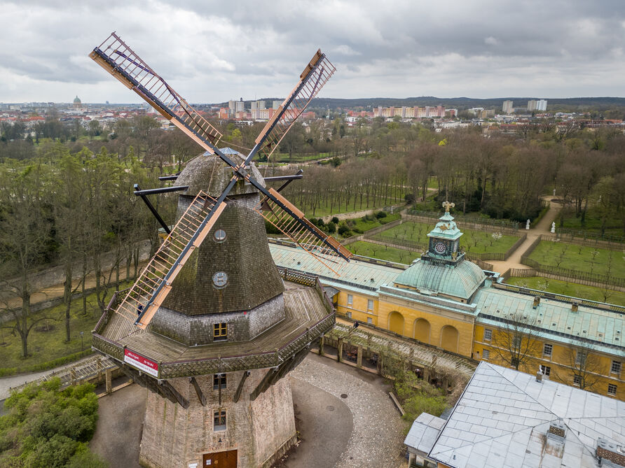 Historische Mühle im Park Sanssouci mit neuen Flügeln ohne Segel