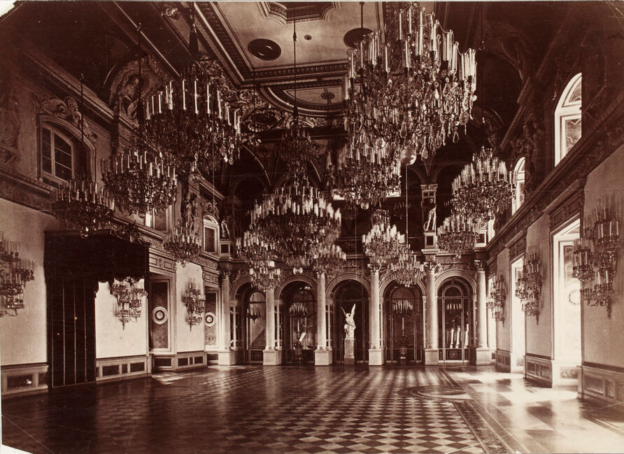Der Weiße Saal im Berliner Schloss mit der Marmorkopie der „Viktoria“, vor 1888. Diese Marmorkopie befindet sich heute in der Alten Nationalgalerie.