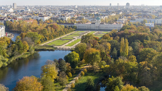 Luftaufnahme: Schlossgarten Charlottenburg, Blick über den Karpfenteich und das Parterre auf das Schloss