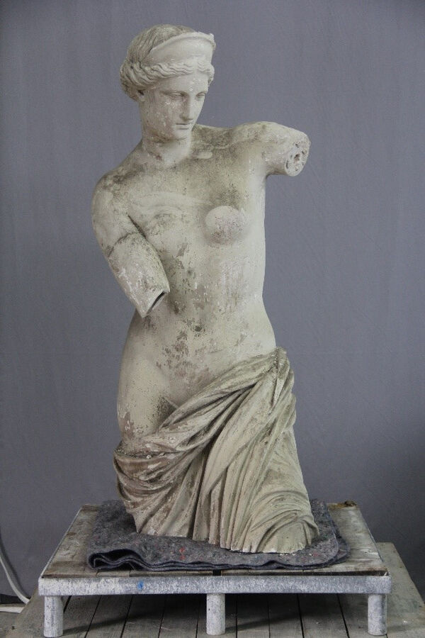 Karl Heinrich Möller, nach der Antike: Statue der Venus von Capua. Fragment des Torsos, Gipsabguss, gefasst, 1833