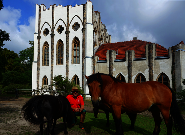 Mirko Wunderlich mit seinem Liebling Max und zwei Ponys © SPSG / Guranda Gurgenadze Mirko Wunderlich, der Tierpfleger der Pfaueninsel, vor der Meierei mit seinem Lieblingspferd Max ud zwei Ponys
