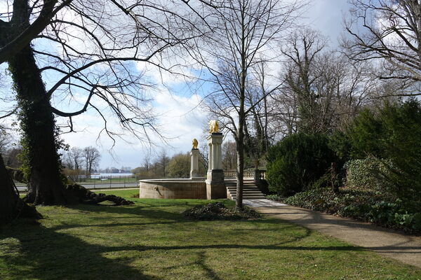 Blick von der Ferne auf den Löwenbrunnen im Park Glienicke