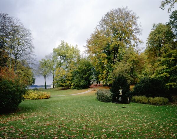 Blick über den herbstlichen Park Glienicke mit Wiese und Bäumen