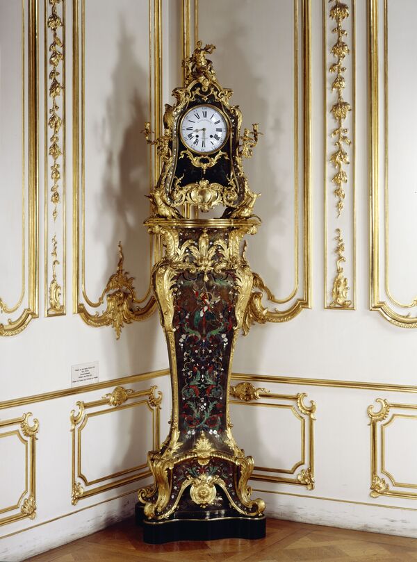 Pendule (ehem. mit Glockenspiel) auf hohem Piedestal, Paris 1751-56, Gehäuse: Jean-Pierre Latz, Uhrwerk: Michel Stollewerck