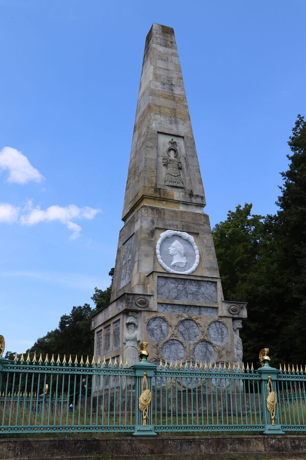 Obelisk mit Relief August Wilhelm