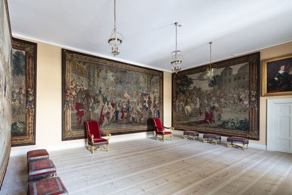 Innenansicht der Vorkammer mit Tapisserien im Schloss Oranienburg 