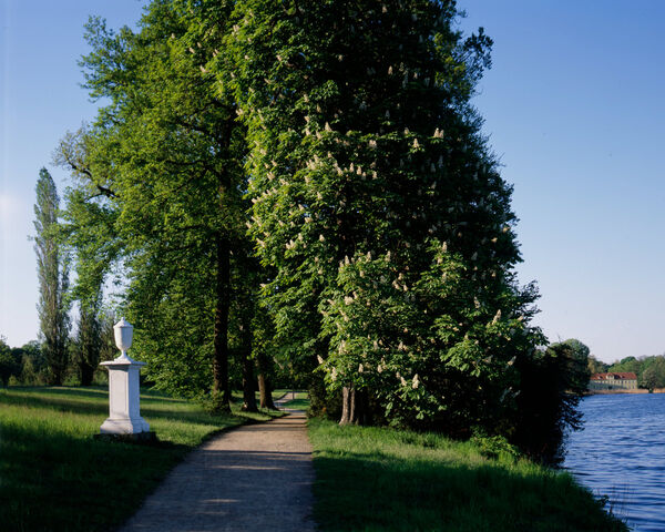 Neuer Garten, Blick auf Gedenkurne für Alexander von der Mark, im Hintergrund Grünes Haus