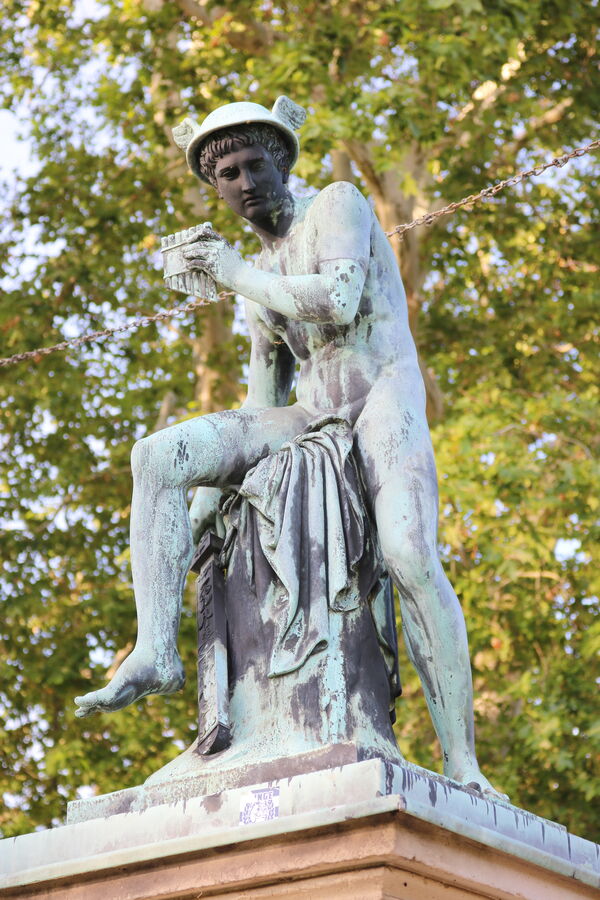 (22) Potsdam, Park Sanssouci, Schloss Charlottenhof, Terrasse. Bertel Thorvaldsen: Merkur als Argustöter, Modell 1818, Bronzeguss 1824