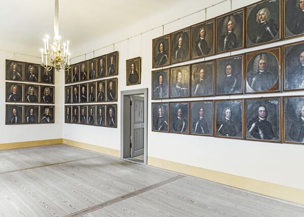 Offiziersgalerie mit Portraitgemälden im Schloss Königs Wusterhausen 