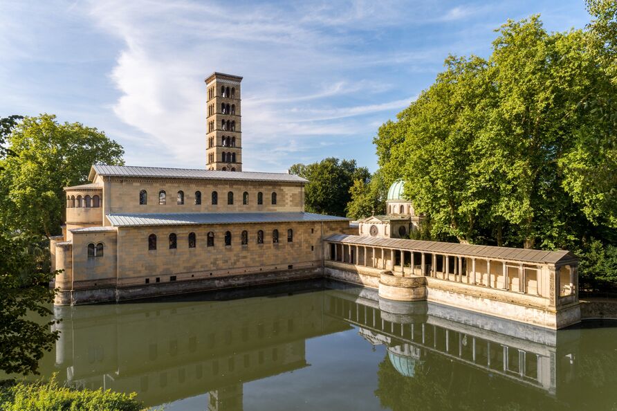 Blick über den Friedensteich auf die Rückseite der Friedenskirche im Marylgarten