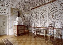 Ostindisches Zitzzimmer mit großflächig mit floralem Druck geschmückter Tapete im Neuen Flügel, Schloss Charlottenburg 