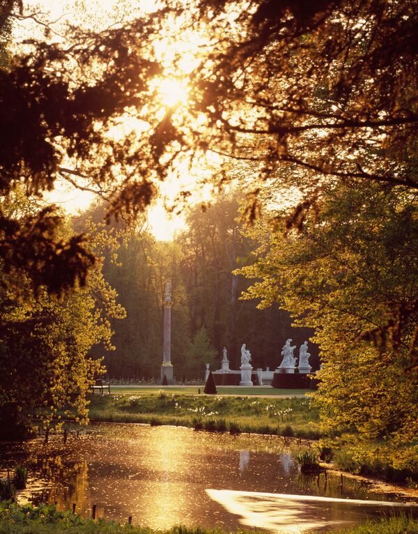 Parc Sanssouci, vue à travers les douves du parc sur le Parterre et la rotonde de la figure française