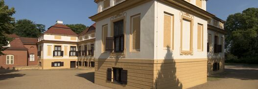 Schloss Caputh, seitlicher Blick auf Hof- und Parkseite