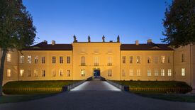 Stadtseitige Ansicht von Schloss Rheinsberg in der Abenddämmerung © SPSG / Leo Seidel Lange Nacht der Künste