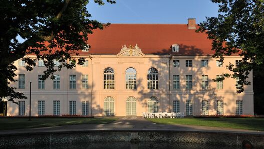 Blick auf das Schloss Schönhausen mit Wasserbecken im Vordergrund