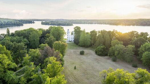 Pfaueninsel, Blick über die Große Schlosswiese zum Schloss, Luftaufnahme