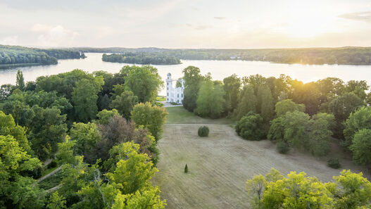 Pfaueninsel, Blick über die Große Schlosswiese zum Schloss, Luftaufnahme