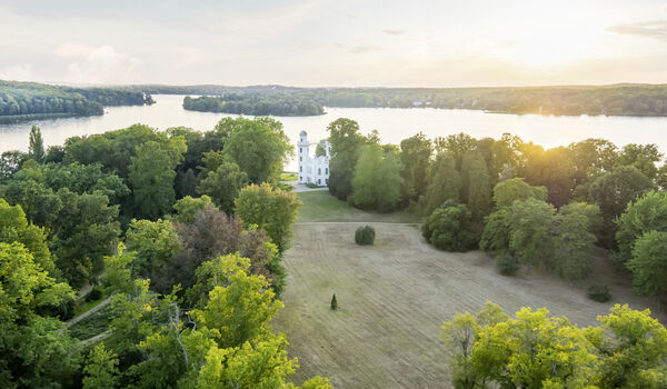 Pfaueninsel, Blick über die Große Schlosswiese zum Schloss, Luftaufnahme