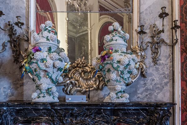 Zwei Deckelvasen mit Schneeballblüten (Schneeballvasen) im Lesekabinett Friedrichs II. im Neuen Palais