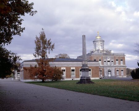 Vor der Restaurierung: der Obelisk am Marmorpalais im Potsdamer Neuen Garten