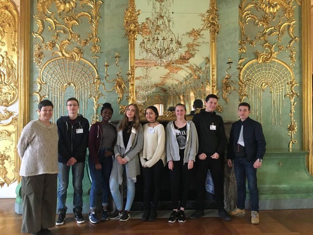 Schüler führen Schüler im Schloss Charlottenburg