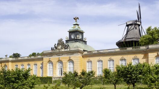 Neue Kammern von Sanssouci mit Historischer Mühle im Hintergrund