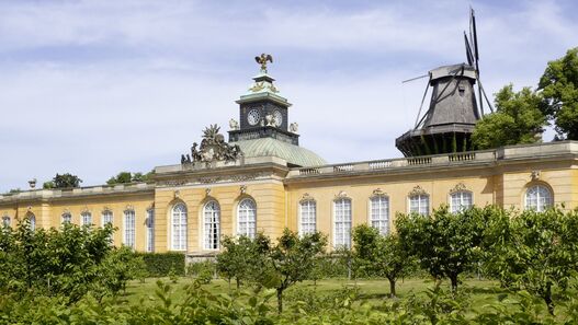 Neue Kammern von Sanssouci mit Historischer Mühle im Hintergrund