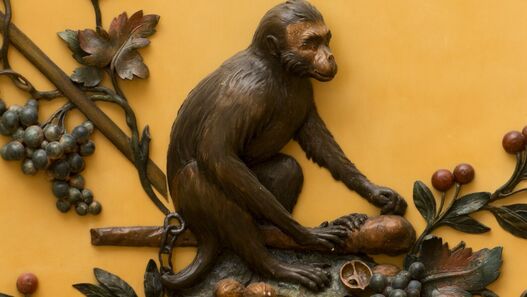 Im Vierten Gästezimmer von Schloss Sanssouci: Detail einer Holzschnitzerei, Affe