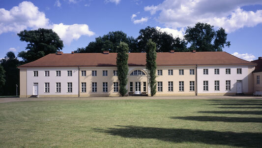 Schloss Paretz, Hoffassade