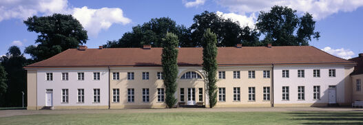 Schloss Paretz, Hoffassade