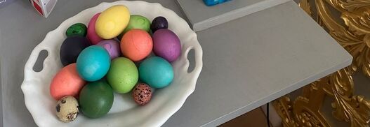 Osterworkshop: Teller mit gefärbten Ostereiern