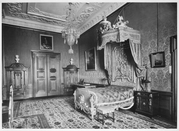 Paradebett im Schlafzimmer der Wilhelmschen Whg., R. 523, Berliner Schloss. Foto: SSG, ca. 1915