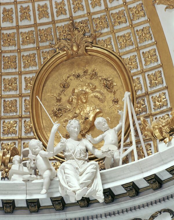 Skulpturengruppe „Malerei- und Bildhauerkunst“ von Georg Franz Ebenhecht, 1745-1747, im Marmorsaal von Schloss Sanssouci