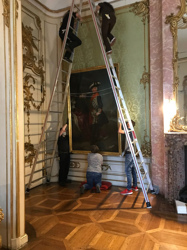 Hängung des großformatigen Gemäldes „Friedrich der Große“ von Joachim Martin Falbe