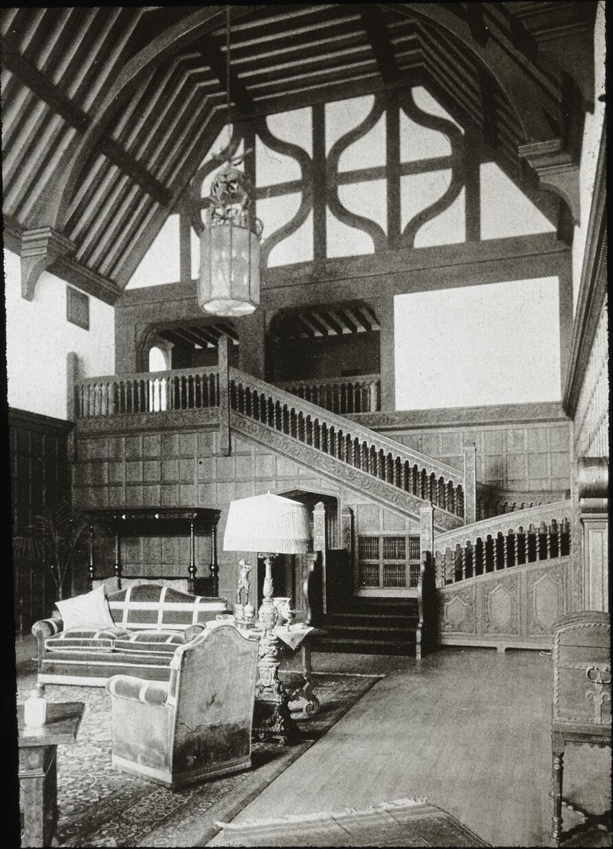 Die Treppe in der großen Halle von Schloss Cecilienhof, 1918